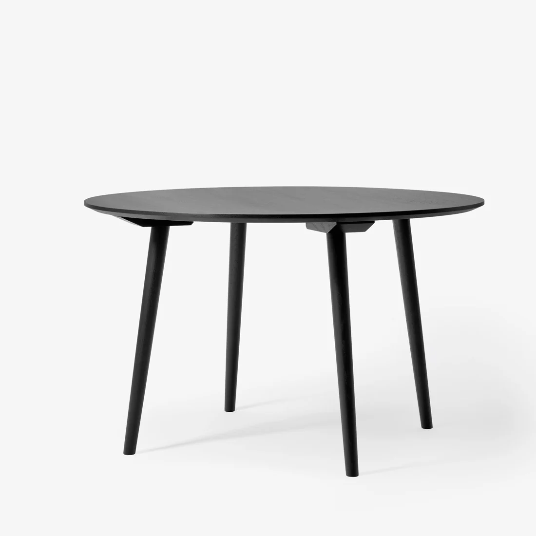 In Between Round Dining Table SK4 by &Tradition - Image 3