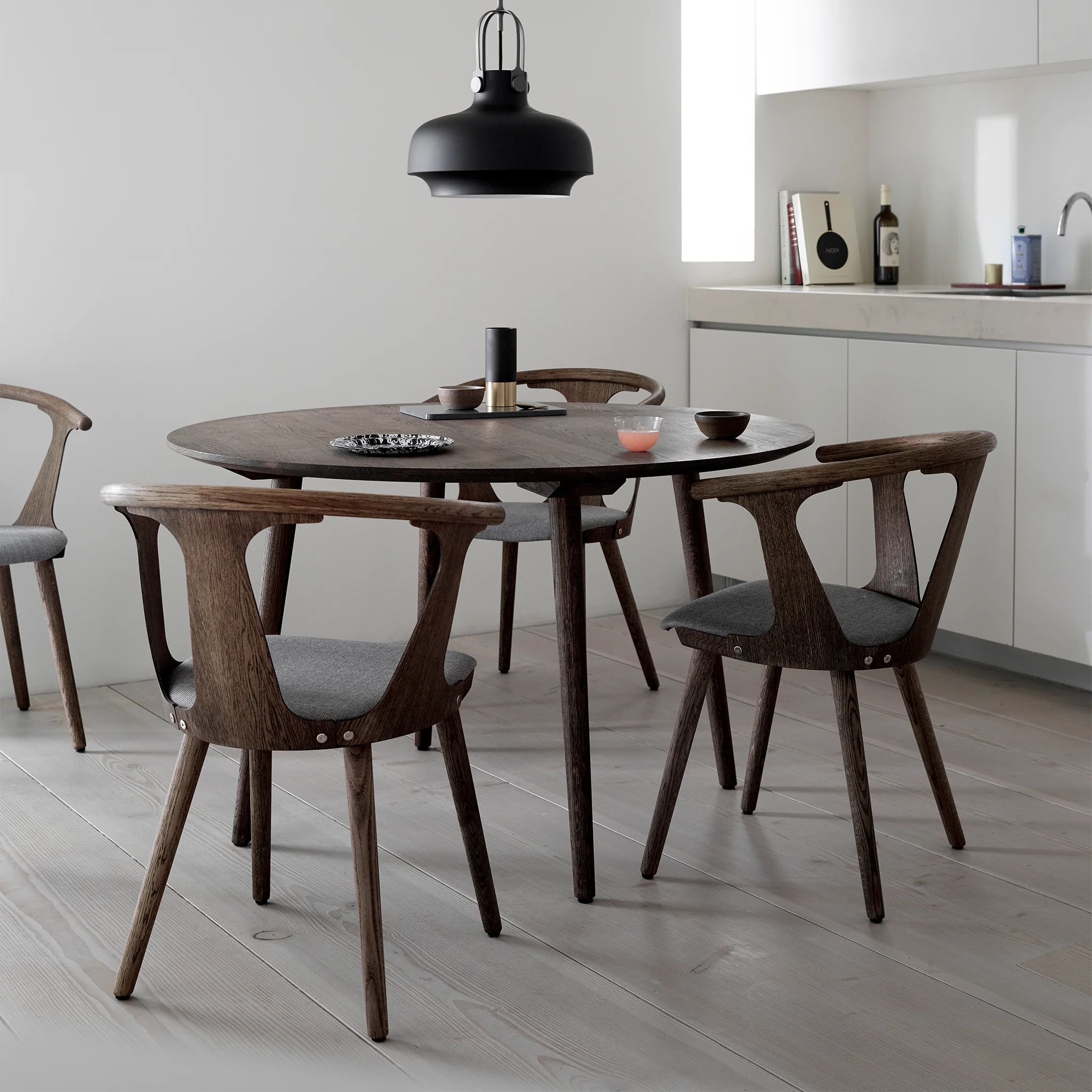In Between Round Dining Table SK4 by &Tradition - Image 7