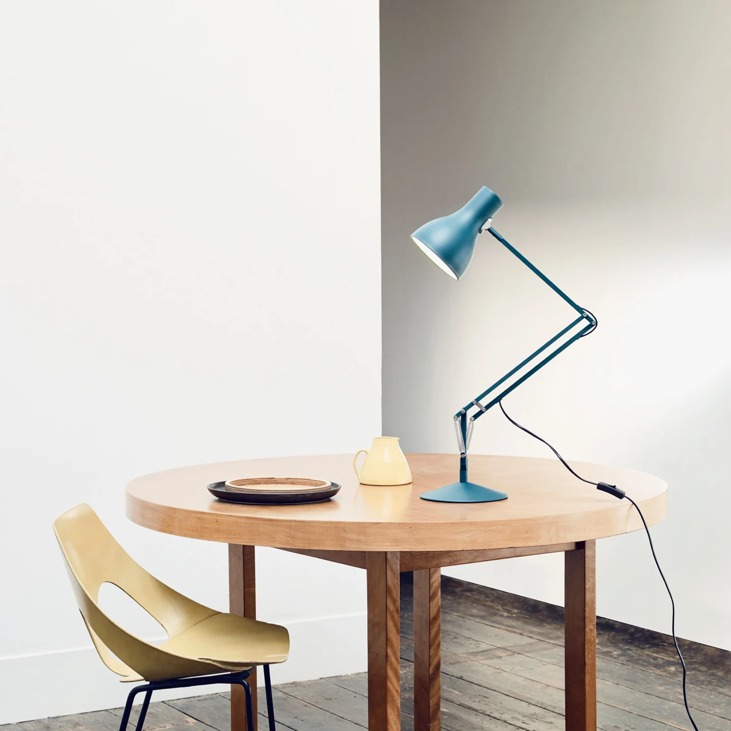 Type 75™ Desk Lamp Margaret Howell Edition - Saxon Blue - Image 5